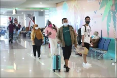 April, Penumpang Bandara...