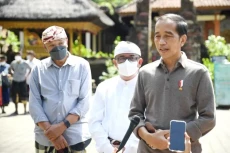 Kunjungi Pura Tirta...