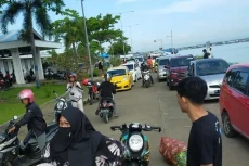 Pelabuhan Bajoe Dipadati...
