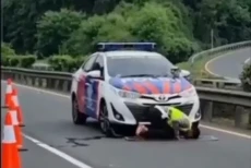 Polisi Ini Sempatkan...