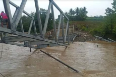 Jembatan Rusak Diterjang...