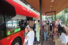 Liburan Panjang, Warga...