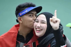 Kecupan Romantis Pasangan...