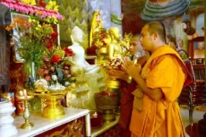 Hari Waisak, Vihara...