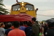 Mengerikan! Minibus...