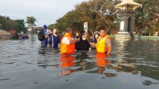 Tanggul Laut Jebol,...