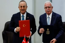 Menlu Turki Kunjungi...
