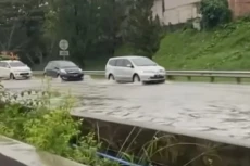 Hujan Deras, Jalan Tol...