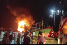 Kapal Terbakar di Muara...