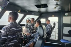 TNI AL Terjunkan Kapal...