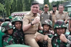 Puluhan Warga Sipil...