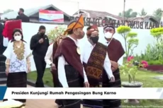 Jokowi Pimpin Upacara...