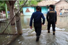 Sungai Cisadane Meluap,...