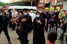 Berangkat ke Bandung,...