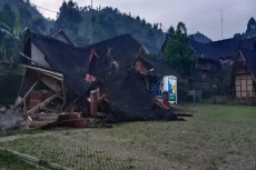 Hujan Disertai Angin...