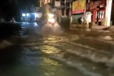 Banjir Rendam Simpang...