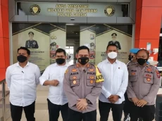 Heboh Pernikahan Manusia...