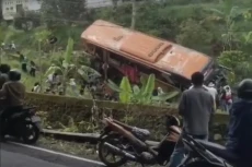 Rem Blong, Bus Pariwisata...