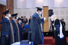 UNY Wisuda 937 Mahasiswa,...