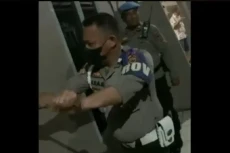 Asyik Lucuti Baju Janda...