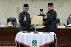 Budiman Serahkan Ranperda...