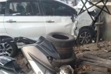 Xpander Tabrak 3 Kendaraan...