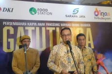Anies Hadiri Pertunjukan...