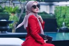 Syahrini Bawa Dompet...
