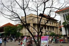 Ratusan PKL Kota Tua...