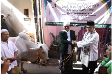 Pemkot Jaktim Berikan...