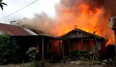 8 Rumah Warga di Pinggir...
