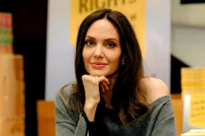Angelina Jolie Menangi...
