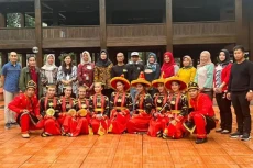 Tari Lumense Akan Ditampilkan...