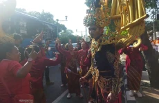 Di Kantor KPU, Arak-arakan...