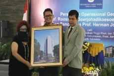 Prof Roosseno Bapak...