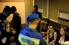 Asyik Digoyang Wanita-wanita...