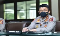 Deretan Anggota Kepolisian...