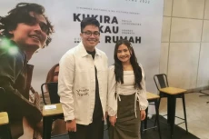 Prilly Latuconsina Sambut...