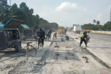 Lewat Jalan Tol Jagorawi,...