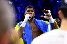 Anthony Joshua Menangis...