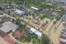 Banjir Bandang Rendam...