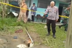 Sumur Bor Keluarkan...