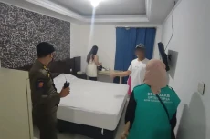 Puluhan Pasangan Muda-Mudi...