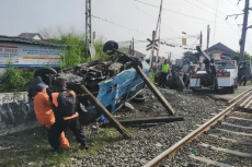 Detik-detik Angkot Ringsek...