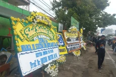 Karangan Bunga Hiasi...