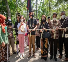 Lestarikan Budaya Daerah,...
