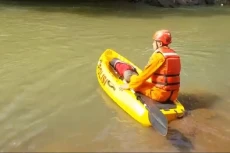 Cari Ikan di Sungai...