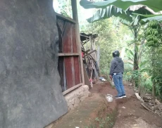 Lawan 2 Perampok Bersenjata...
