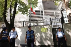 Polisi Albania Kepung...