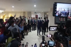 Anies-Riza Patria Hadiri...